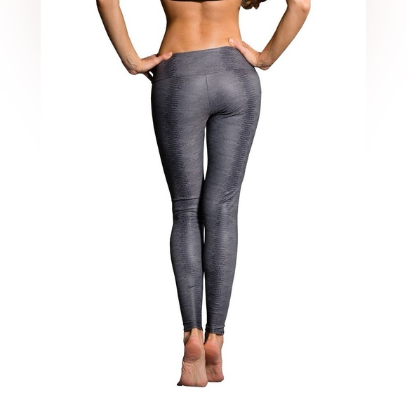 ONSIE ‘flow’ NWT Charcoal Snake 209 Hot Yoga Leggings Size S/M - Picture 2 of 11